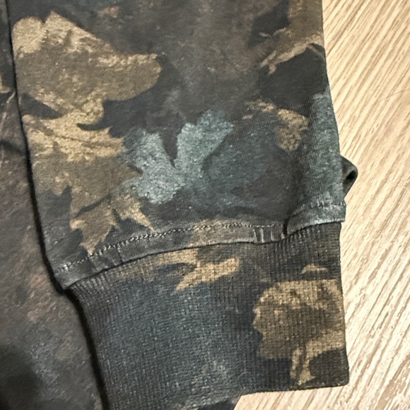 Camouflage Leaves Patterned Long Sleeve Top from Buckle - Picture 4 of 4
